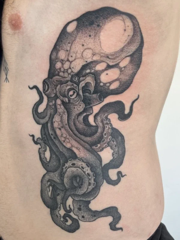 Blackwork tattoo example by Sina Tattooer