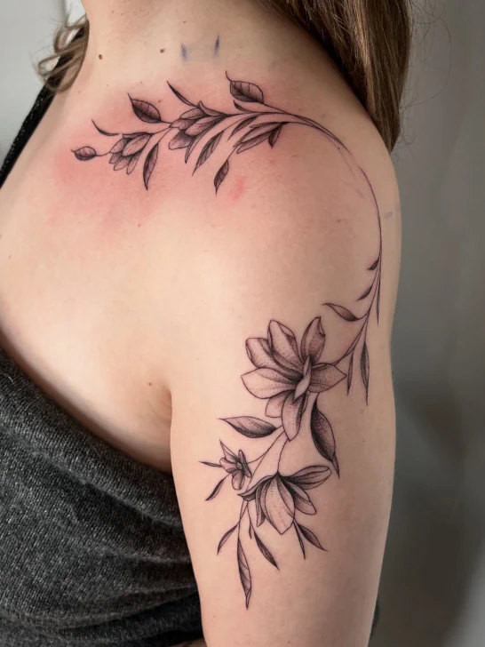 Fine line tattoo example by Sina Tattooer